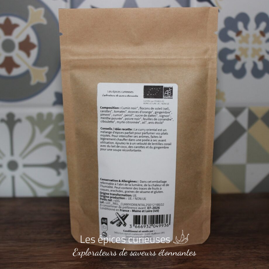 Sachet d'épices biologiques multicolores, fond fleuri. Composition variée: cumin, carottes, gingembre. Produit artisanal.