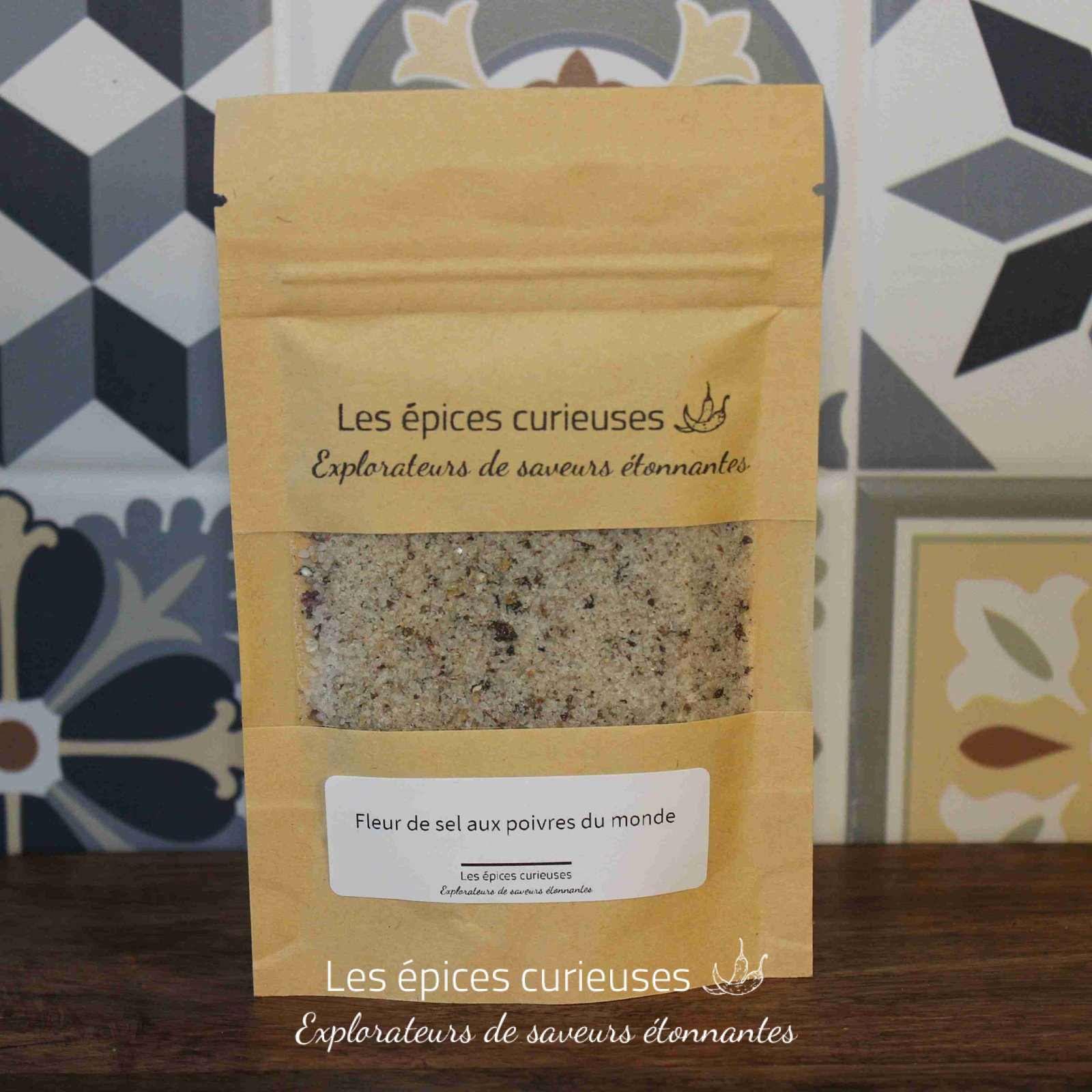 Sachet de fleur de sel aux poivres du monde, Les épices curieuses, sur fond de carreaux décoratifs.