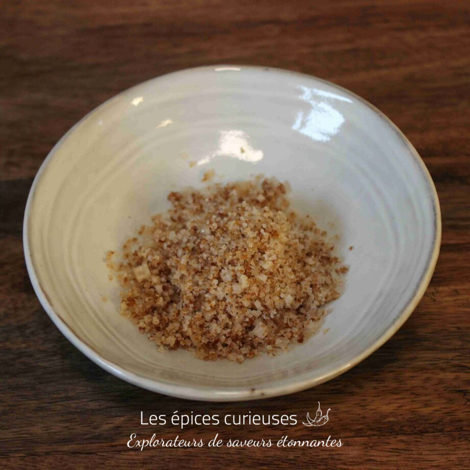 Assiette de sel fumé artisanal sur une table en bois, idéal pour relever les plats.