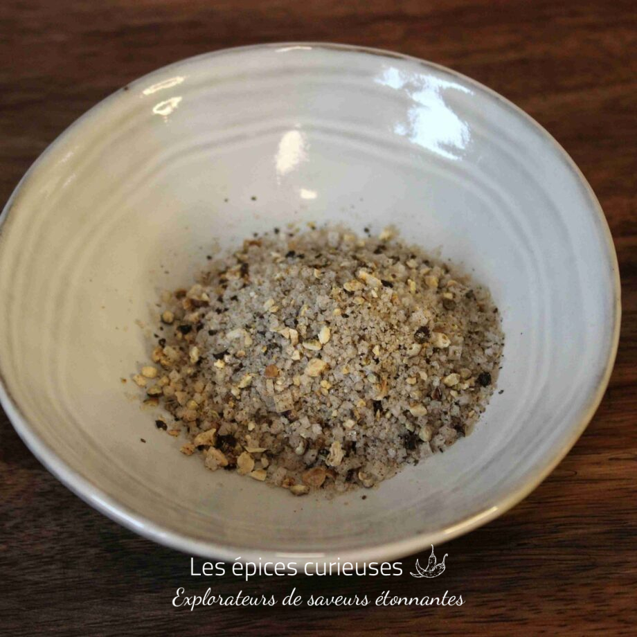 Bol de sel épicé fait maison sur une table en bois, parfait pour assaisonner vos plats.