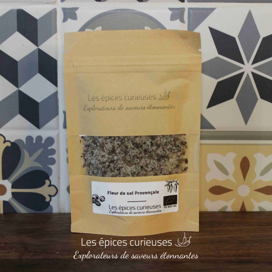 Sachet de fleur de sel provençale Les épices curieuses sur fond de carrelage coloré.