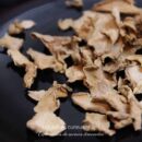 Gingembre bio en lamelles, parfait pour la cuisine et la pâtisserie artisanale.