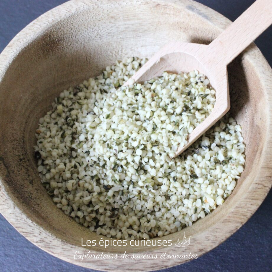 Graines de chanvre dans un bol en bois avec une cuillère, idéales pour une alimentation saine et riche en protéines.