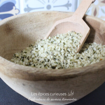 Bol en bois rempli de graines de chanvre biologiques avec cuillère en bois. Source de protéines et d'oméga-3.