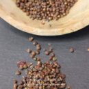 Graines de paradis, aussi appelées maniguette, dans un bol en bois.