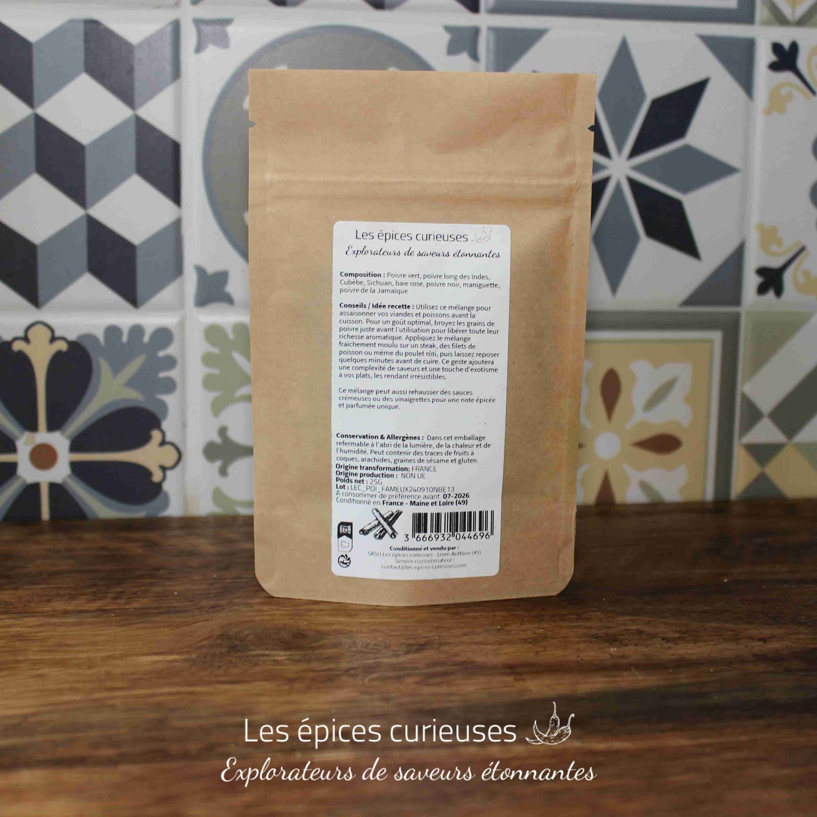 Sachet d'épices sur fond de carreaux colorés, mélange aromatique pour sublimer plats et sauces au poivre exotique.