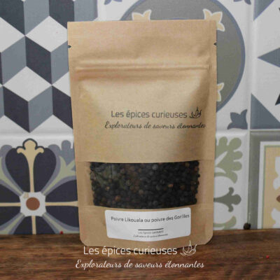 Poivre Likouala des Épices Curieuses sur fond de carreaux colorés. Découvrez des saveurs uniques et authentiques.