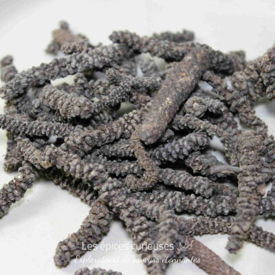 Poivre long noir en gros plan, épice rare utilisée pour rehausser les plats avec une saveur unique et piquante.