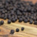 Poivre noir d'Antalaha, épice bio et artisanale, cultivée à Madagascar.