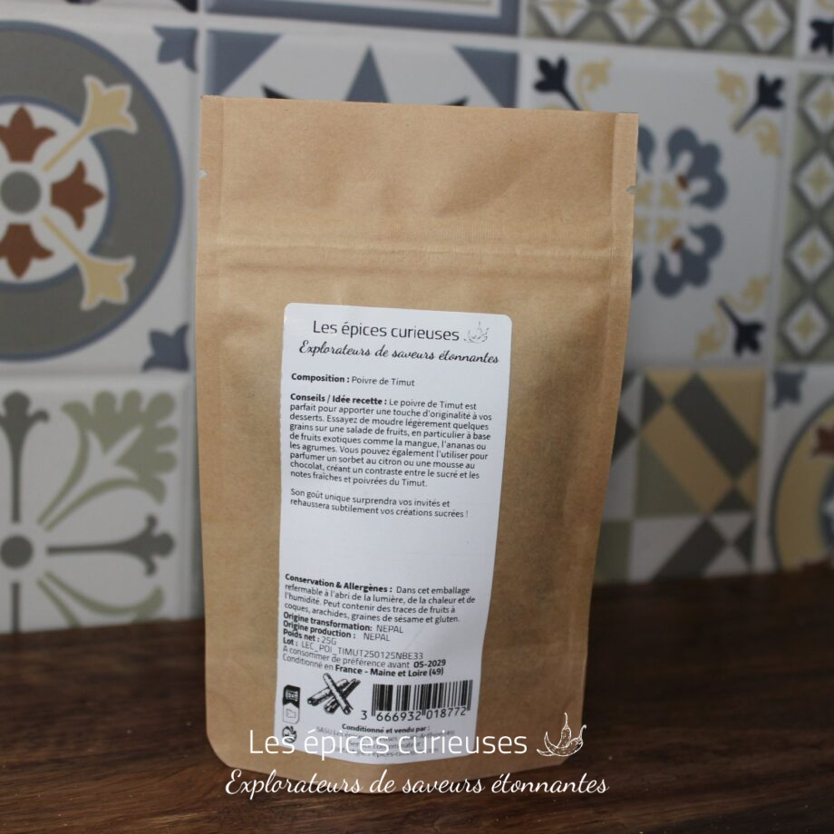 Paquet de poivre de Timut, épices curieuses, sur fond de carreaux décoratifs.