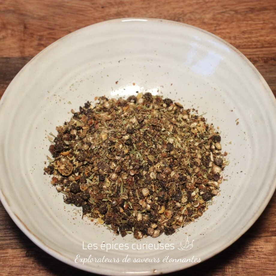 Assiette de mélange d'épices complet sur une table en bois, parfait pour rehausser les saveurs culinaires.