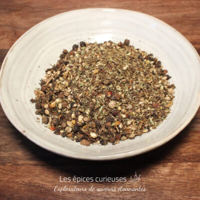 Bol d'épices mélangées sur une table en bois, idéal pour assaisonner vos plats et rehausser la saveur.