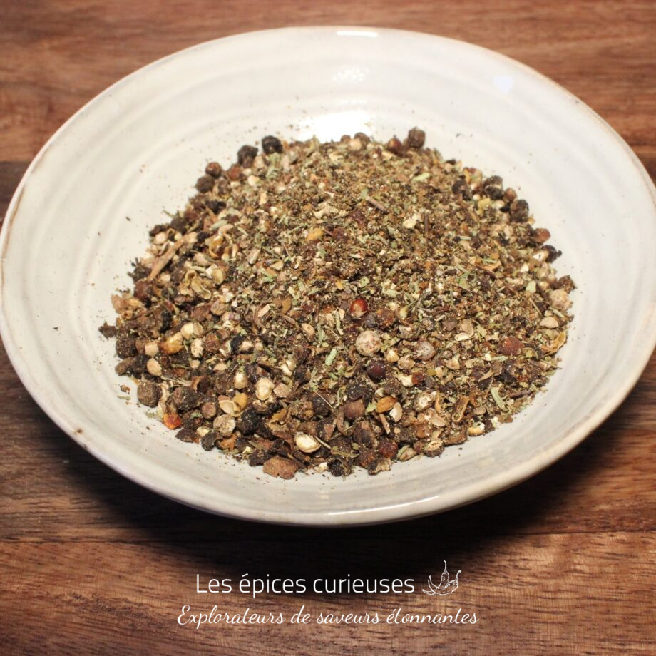 Bol d'épices mélangées sur une table en bois, idéal pour assaisonner vos plats et rehausser la saveur.