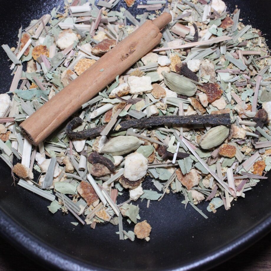 Mélange de plantes séchées et épices avec bâton de cannelle, parfait pour infusion bien-être et saveurs exotiques.