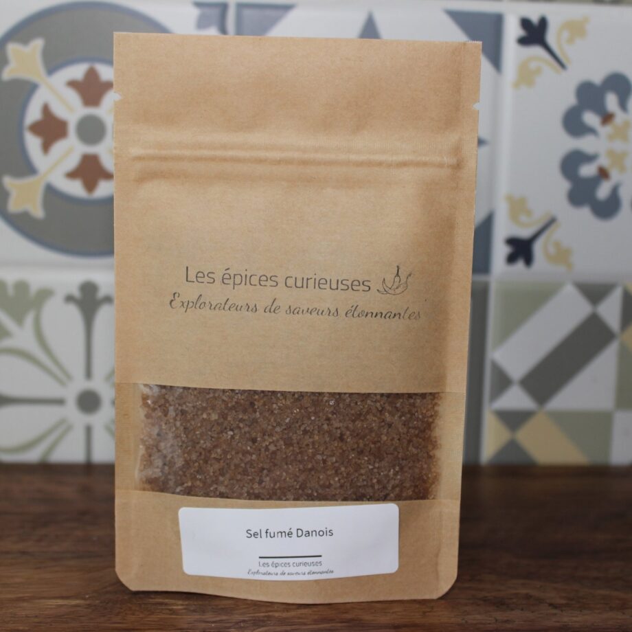 Sel fumé Danois en paquet, présenté sur fond de carrelage décoratif, par Les Épices Curieuses.