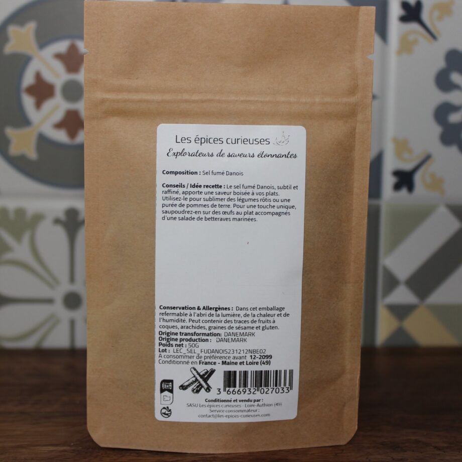 Paquet de sel fumé danois Les épices curieuses sur fond de carreaux décoratifs en céramique.