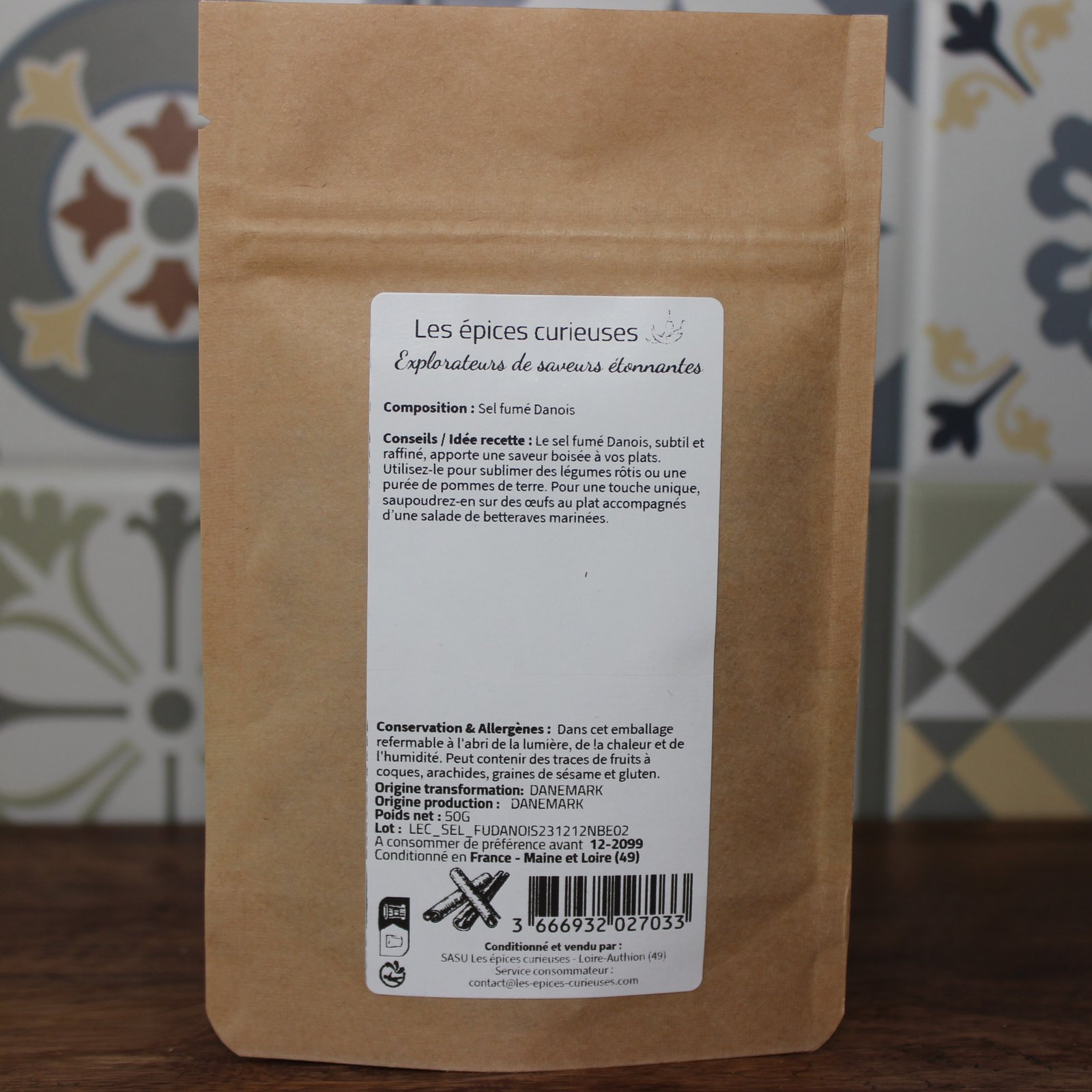 Paquet de sel fumé danois Les épices curieuses sur fond de carreaux décoratifs en céramique.