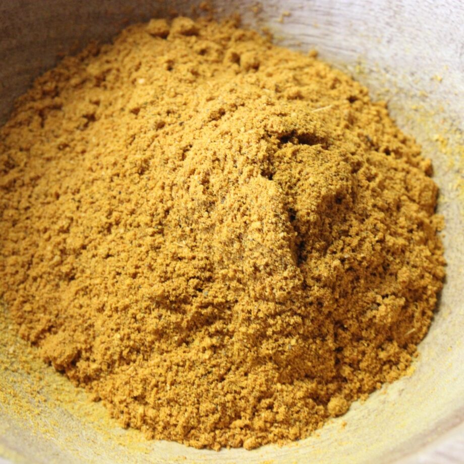 Poudre de curry épicée dans un bol, parfaite pour rehausser le goût de vos plats.