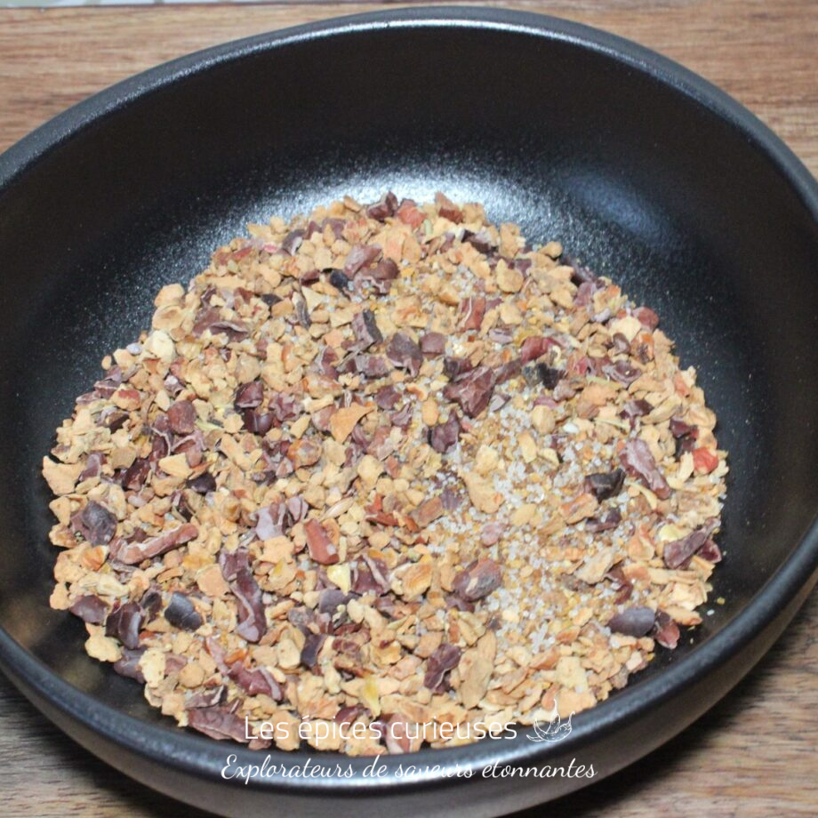 Bol de copeaux de cacao brut sur table en bois, parfait pour les recettes de desserts ou les snacks sains.