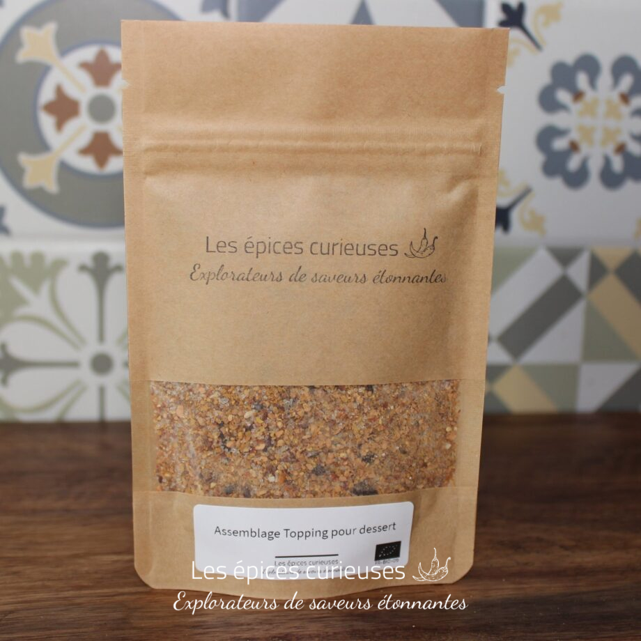 Sachet de Les épices curieuses pour dessert, sur fond de carreaux de faïence colorés.