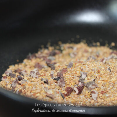 Mélange de grains et de graines dans un récipient noir, utilisé pour la cuisine ou la décoration.