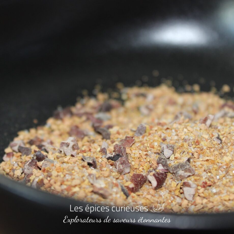 Mélange de grains et de graines dans un récipient noir, utilisé pour la cuisine ou la décoration.