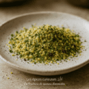 Couscous végétarien aux herbes fraîches servi sur une assiette en céramique, idéal pour un repas sain et rapide.