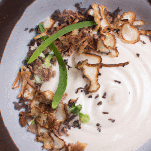 Bowl Croustillant avec Fondue de Poireaux et Champignons Noirs- Les épices curieuses