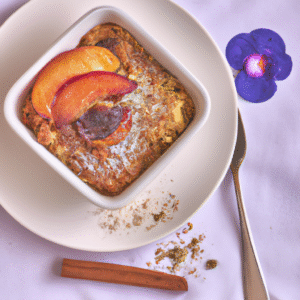 Crumble aux pêches parfumé au gingembre et à la muscade – dessert fruité et épicé maison- Les épices curieuses