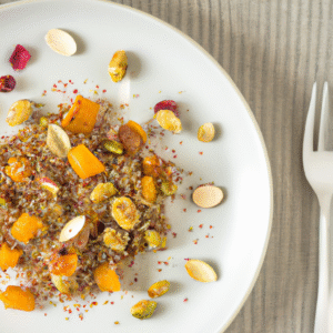 Salade de quinoa sucrée-salée à la cardamome, abricots secs et pistaches croquantes- Les épices curieuses