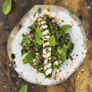 Salade fraîche de pastèque grillée, feta et menthe au zaatar fumé et sumac maison – recette estivale pleine de saveurs- Les épices curieuses
