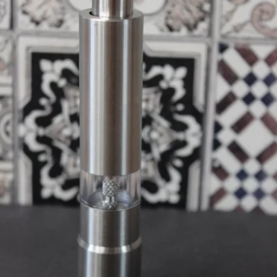 Moulin à sel et à poivre en acier affiné - utilisable d´une seule main - Les épices curieuses