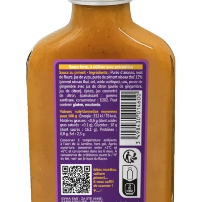 Bouteille de sauce piquante avec étiquette détaillant ingrédients, valeurs nutritionnelles et code QR pour recettes.