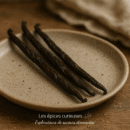 Gousses de vanille sur une assiette en céramique, installées sur une table en bois pour une ambiance rustique.
