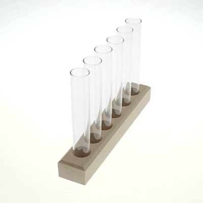 Cinq tubes à essai vides alignés sur un support en bois clair, fond blanc lumineux.