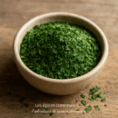 Bol de persil séché, parfait pour assaisonner les plats, sur une table en bois rustique.