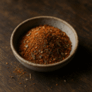 Bol de mélange d'épices colorées sur une table en bois, parfait pour relever vos plats avec une touche exotique.