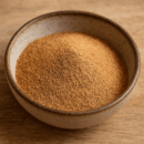 Poudre d'épices bio dans un bol en céramique, prêt à être utilisé en cuisine.