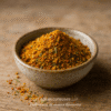 Bol de curry en poudre sur table en bois, épices colorées pour cuisine exotique.