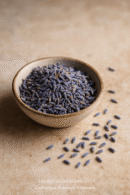 Bol de fleurs de lavande séchées sur une table, parfaites pour infusions et bien-être.