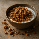 Bol de granola et noix croquants sur du yaourt crémeux. Repas sain parfait pour le petit-déjeuner.