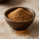 Poudre de noix de muscade bio et artisanale, idéale pour relever vos plats et desserts.