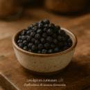 Bol de grains de poivre noir épicés sur une table en bois, idéal pour rehausser les saveurs culinaires.