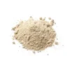 Poudre beige en vrac sur fond blanc, utilisée en cuisine pour diverses préparations alimentaires.