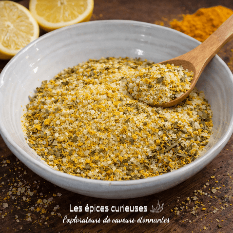 Mélange d'épices coloré dans un bol, avec citron tranché et cuillère en bois pour une touche culinaire exotique.