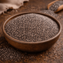 Bol de graines de chia sur une table en bois, riches en fibres et oméga-3, parfaites pour une alimentation saine.