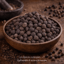 Bol de poivre noir entier sur table, épices exotiques savoureuses. Les épices curieuses: Explorateurs de saveurs étonnantes.
