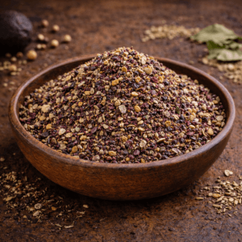 Bol en bois rempli de zaatar, mélange d'épices du Moyen-Orient, sur fond rustique.