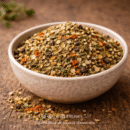 Bol de mélange d'épices coloré sur table en bois, parfait pour assaisonner vos plats.