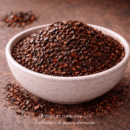 Bol de flocons de piment rouge broyés sur une table en bois, ajout épicé pour rehausser vos plats.